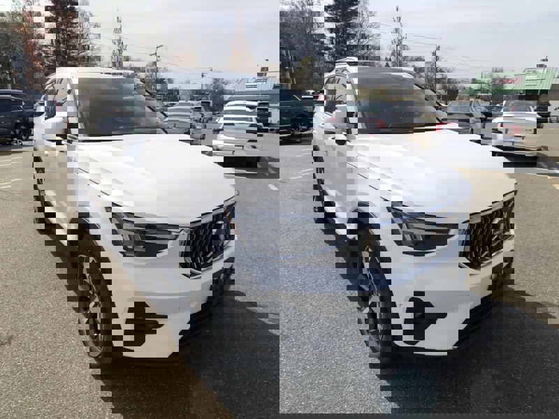 Certified 2025 Volvo XC40 B5 Plus image 1