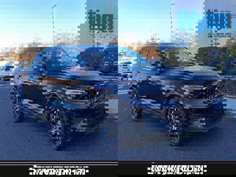 Certified 2025 Volvo XC40 B5 Core image 1