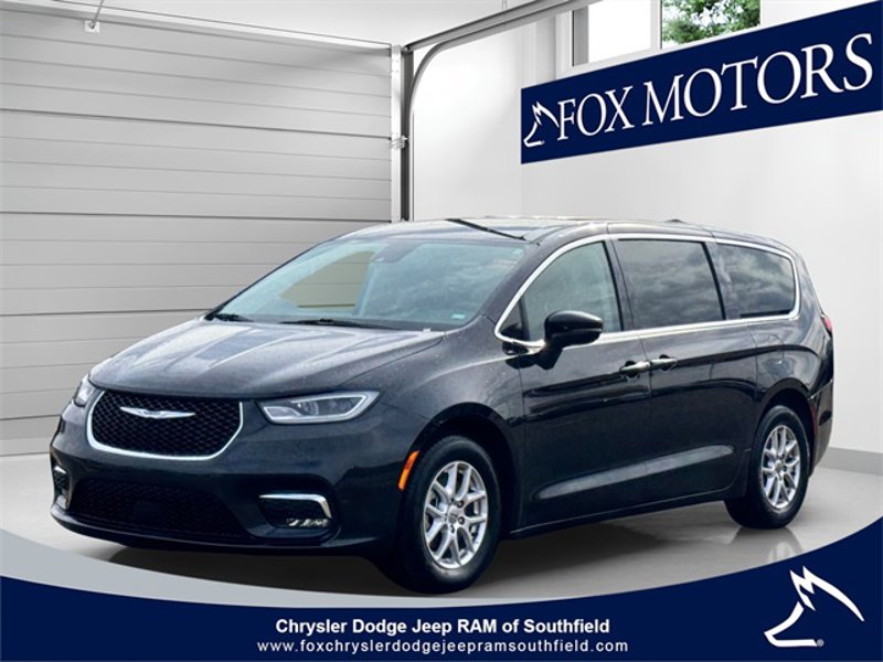 Certified 2023 Chrysler Pacifica Touring-L image 1
