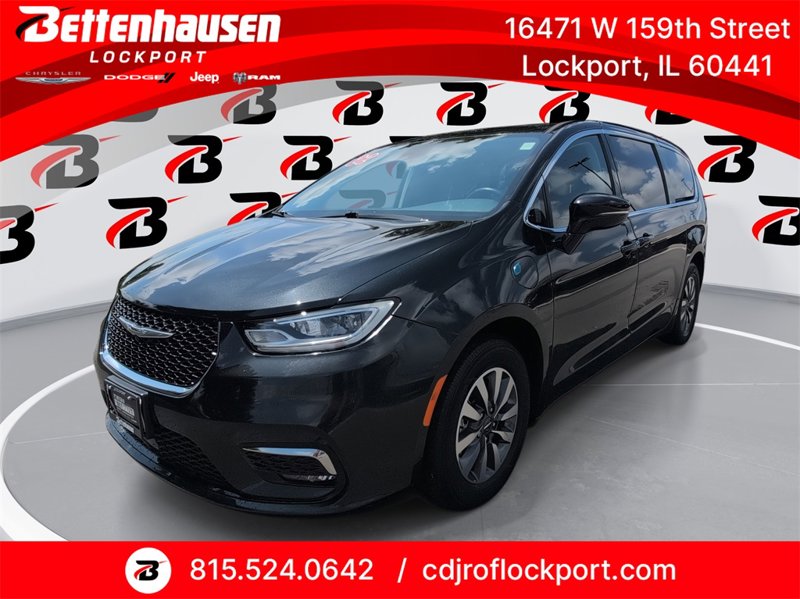 Certified 2022 Chrysler Pacifica Touring-L image 1