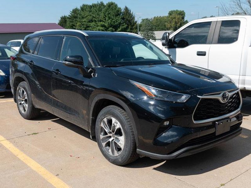 Certified 2022 Toyota Highlander XLE image 1