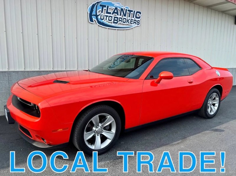 Used 2018 Dodge Challenger SXT image 1
