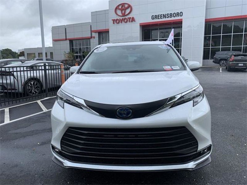 Certified 2025 Toyota Sienna XLE image 1