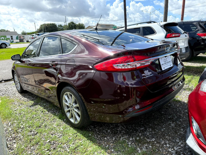 Used 2017 Ford Fusion SE image 1