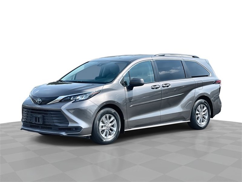 Used 2022 Toyota Sienna LE image 1