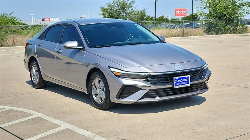 Certified 2025 Hyundai Elantra SE image 1