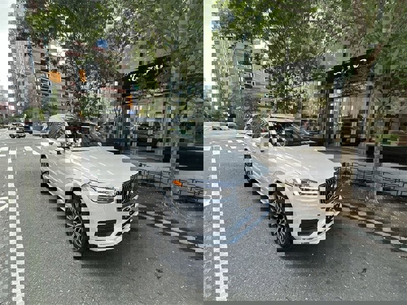 Certified 2022 Volvo XC90 T6 Momentum w/ Advanced Package image 1