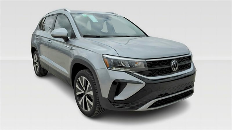 Certified 2024 Volkswagen Taos SE image 1