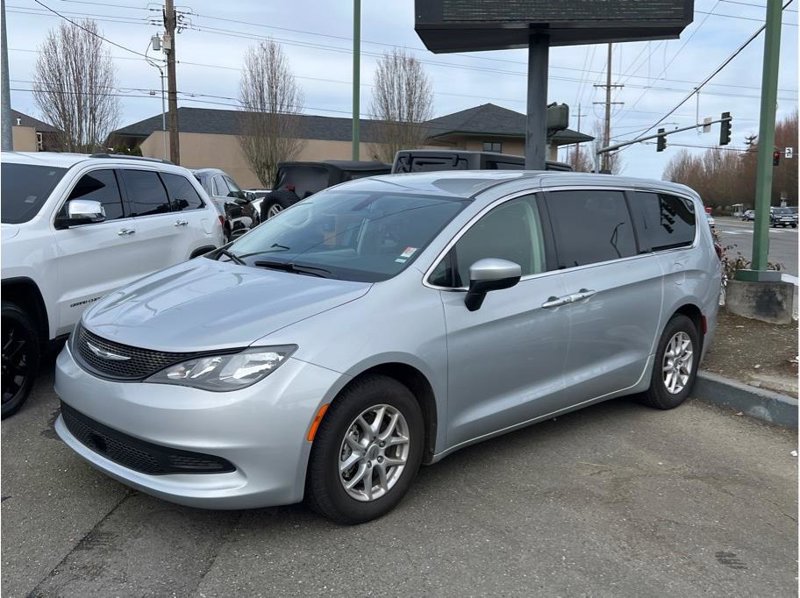 Used 2022 Chrysler Voyager LX image 1