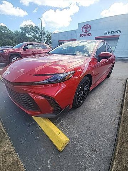 Certified 2025 Toyota Camry SE image 1