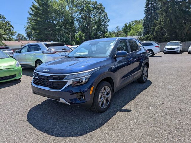 Certified 2025 Kia Seltos LX image 1