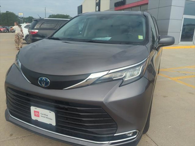 Certified 2023 Toyota Sienna XLE image 1