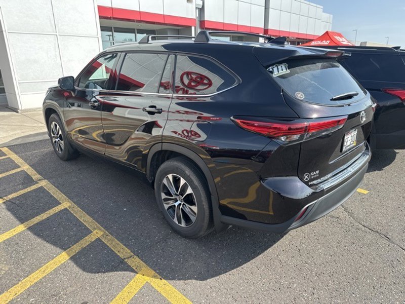 Certified 2022 Toyota Highlander XLE image 1