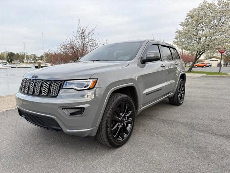 Certified 2022 Jeep Grand Cherokee Laredo X image 1