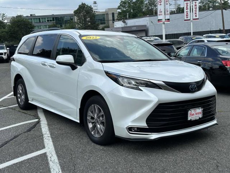 Certified 2022 Toyota Sienna XLE image 1