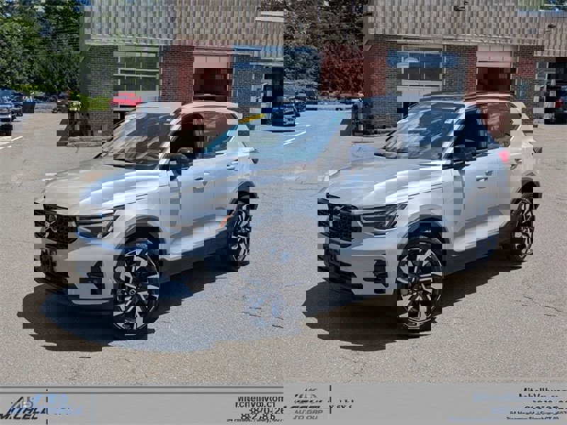 Certified 2025 Volvo XC40 B5 Plus image 1