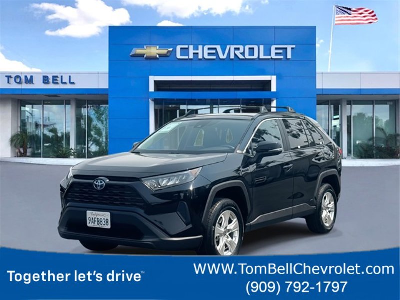 Used 2021 Toyota RAV4 LE image 1