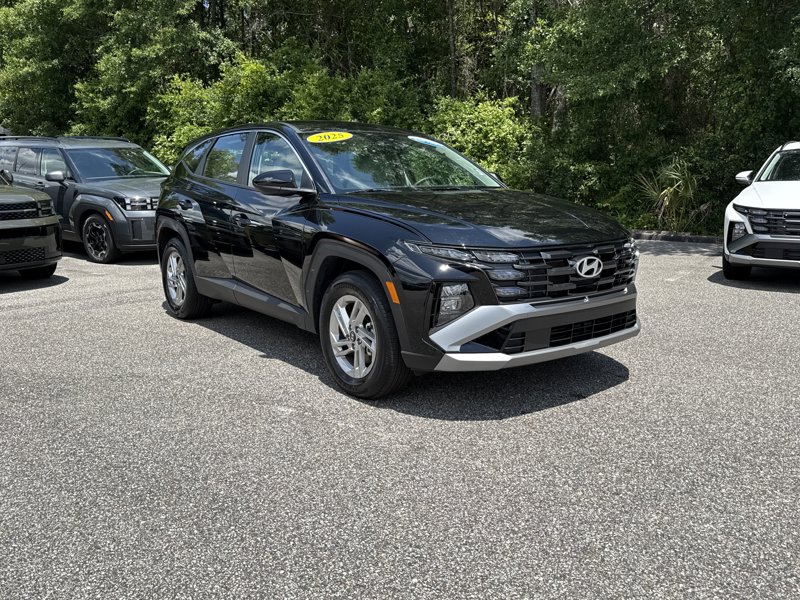 Certified 2025 Hyundai Tucson SE image 1