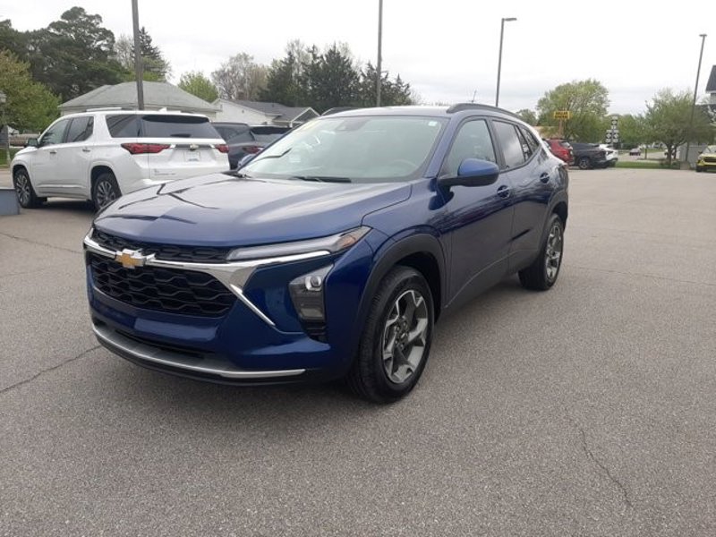 Certified 2024 Chevrolet Trax LT w/ Driver Confidence Package image 1