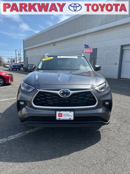 Certified 2024 Toyota Highlander XLE image 1