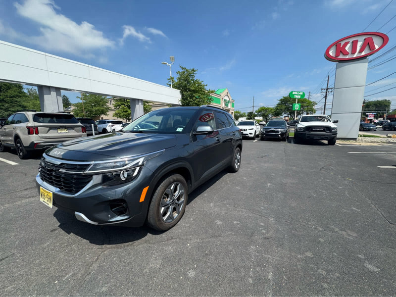 Certified 2024 Kia Seltos S image 1