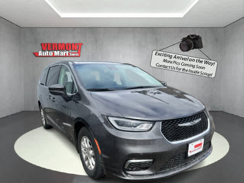 Used 2023 Chrysler Pacifica Touring-L image 1