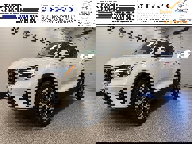 Certified 2025 Volvo XC40 B5 Plus image 1