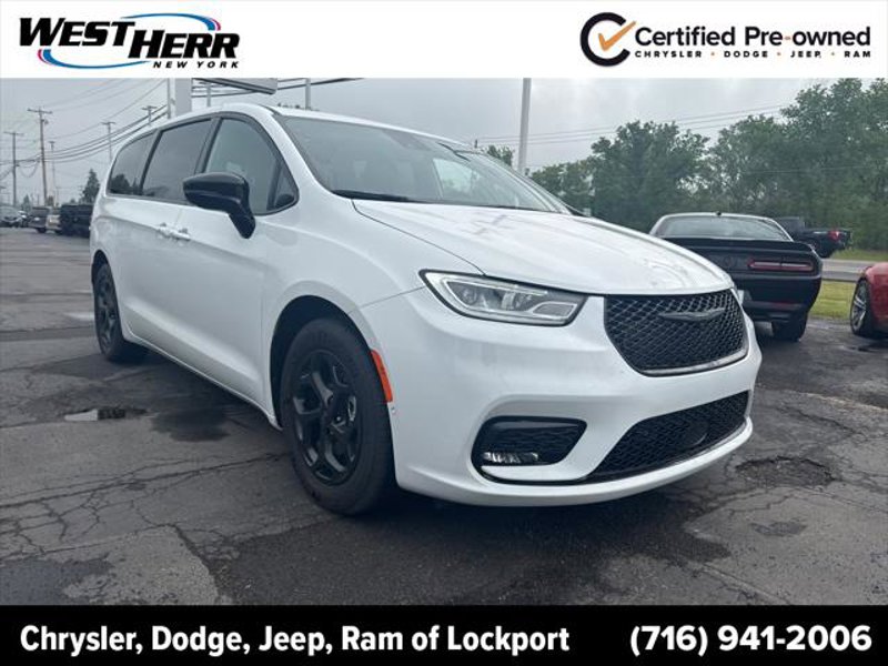 Certified 2024 Chrysler Pacifica Limited image 1