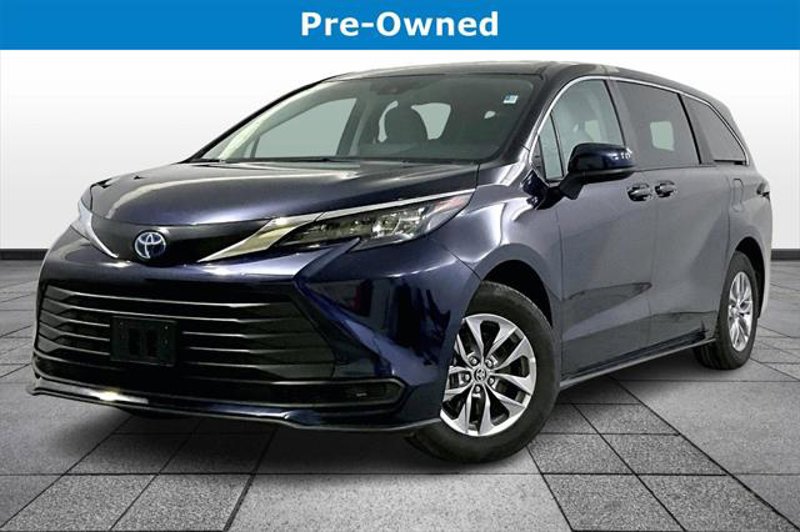 Certified 2024 Toyota Sienna LE image 1