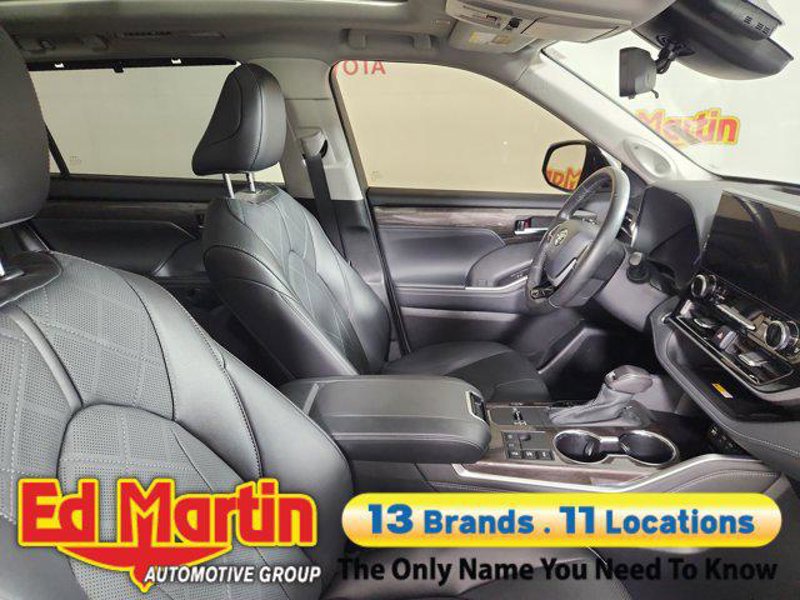 Certified 2024 Toyota Highlander Platinum image 1