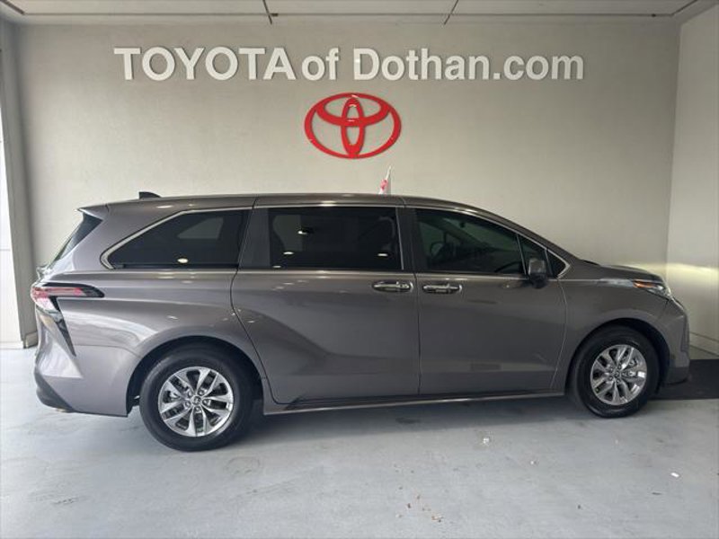 Certified 2024 Toyota Sienna XLE image 1