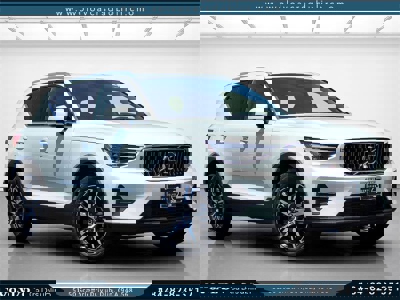 Certified 2025 Volvo XC40 B5 Core image 1
