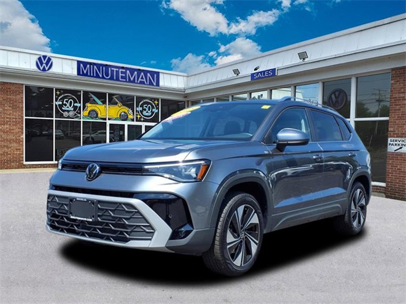 Certified 2025 Volkswagen Taos SE image 1