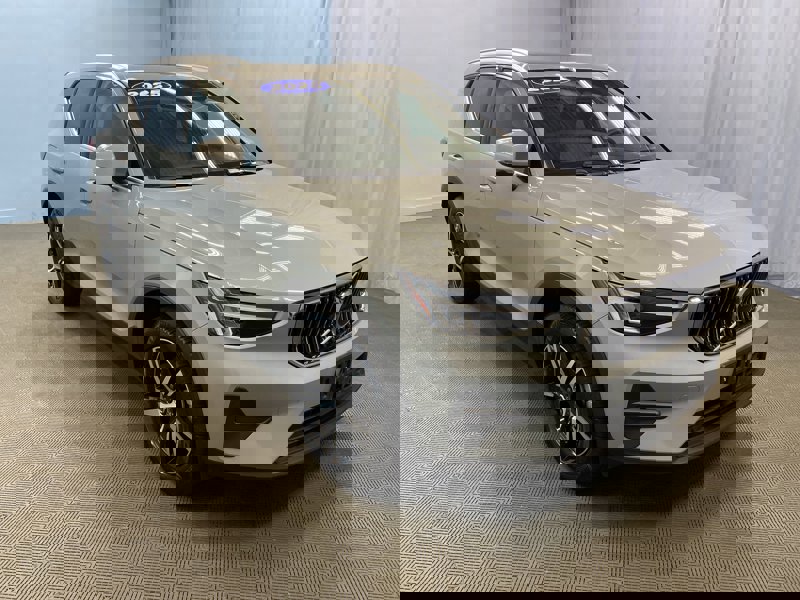 Certified 2025 Volvo XC40 B5 Core image 1