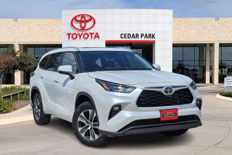 Certified 2025 Toyota Highlander XLE image 1