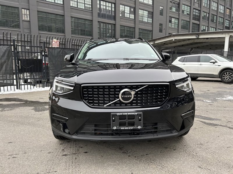 Certified 2024 Volvo XC40 B5 Core image 1