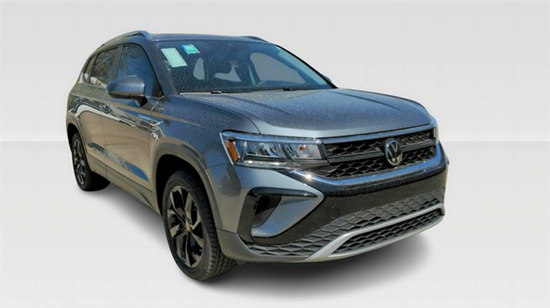 Certified 2024 Volkswagen Taos SE image 1