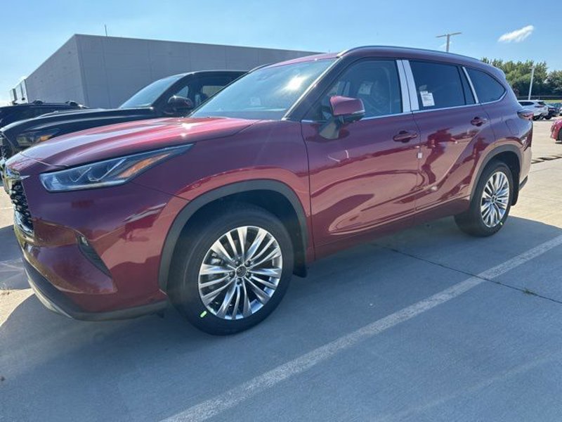 New 2025 Toyota Highlander Platinum image 1