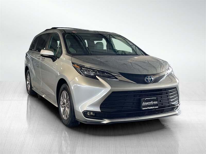 Certified 2025 Toyota Sienna XLE image 1