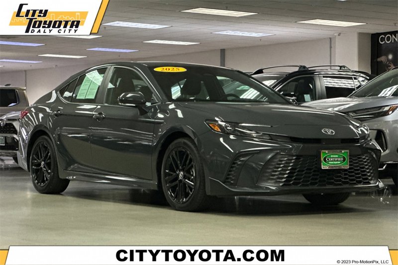 Certified 2025 Toyota Camry SE image 1