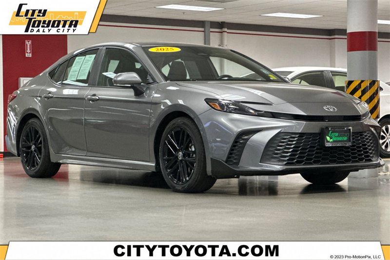 Certified 2025 Toyota Camry SE image 1