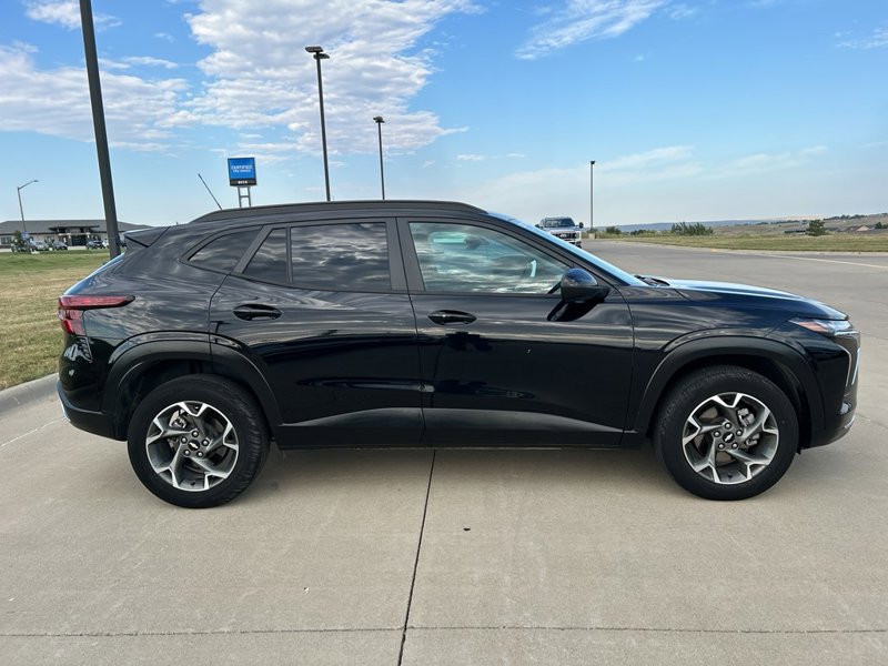 Certified 2024 Chevrolet Trax LT w/ Driver Confidence Package image 1