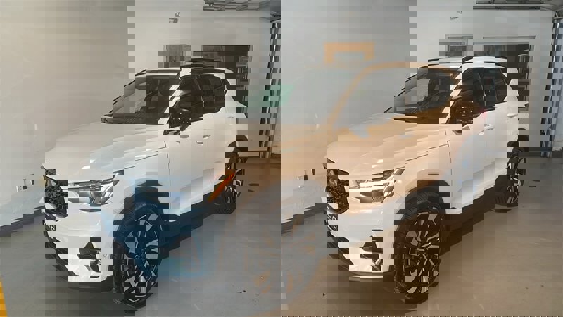 Certified 2025 Volvo XC40 B5 Plus image 1