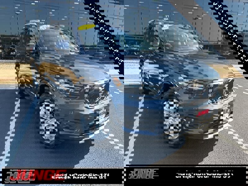 Certified 2022 Volvo XC40 T5 Momentum image 1