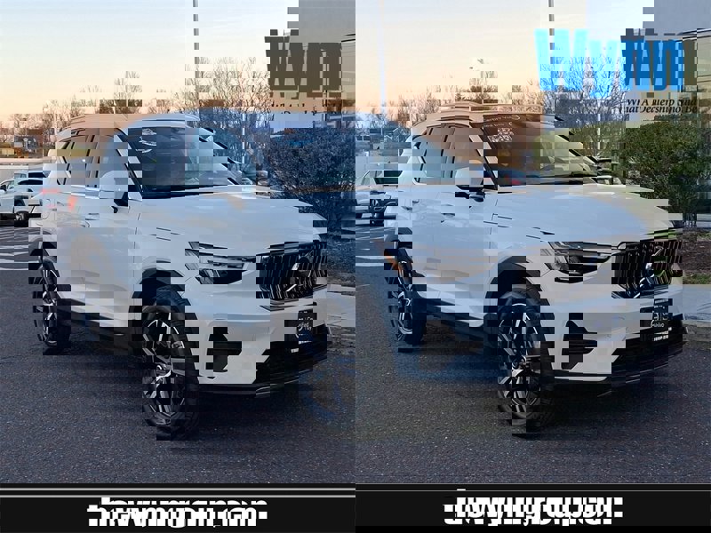 Certified 2025 Volvo XC40 B5 Core image 1