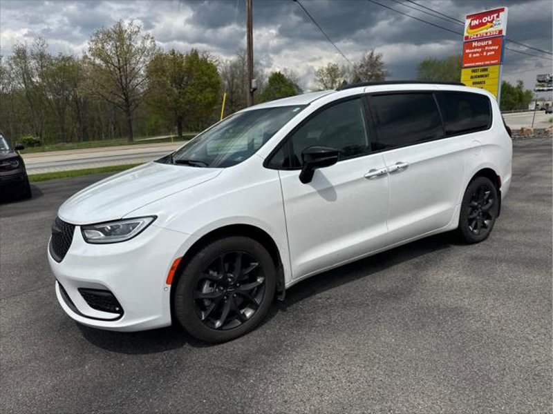 Certified 2024 Chrysler Pacifica Touring-L w/ S Appearance Package image 1