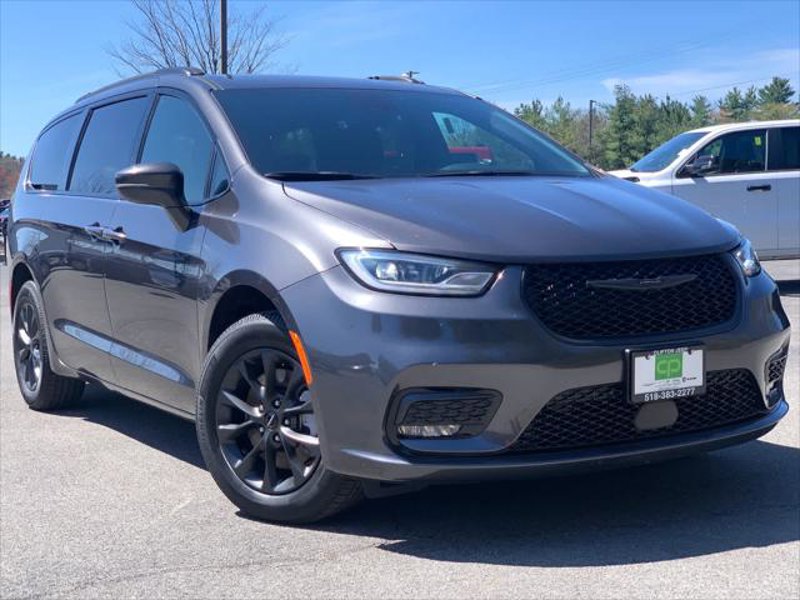 Certified 2022 Chrysler Pacifica Touring-L w/ S Appearance Package image 1
