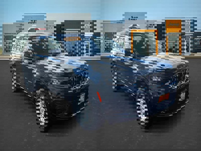 Certified 2023 Jeep Grand Cherokee Laredo image 1