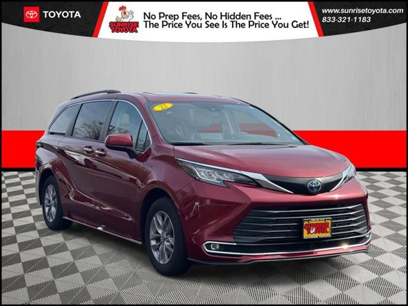 Certified 2022 Toyota Sienna XLE image 1