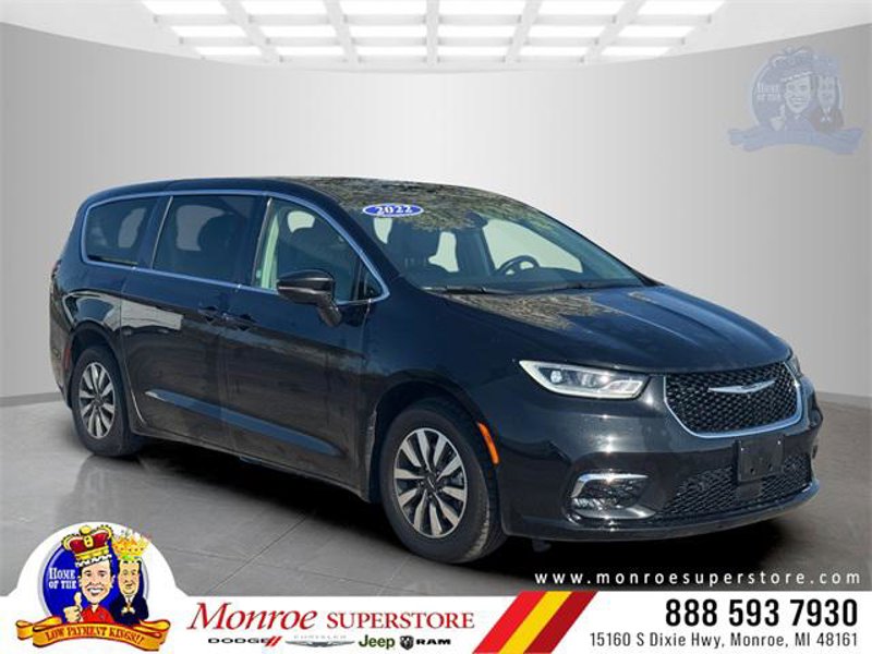 Certified 2022 Chrysler Pacifica Touring-L w/ Uconnect Theater Family Group image 1